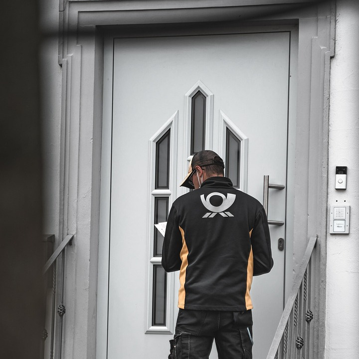 courier delivery service van door to door
